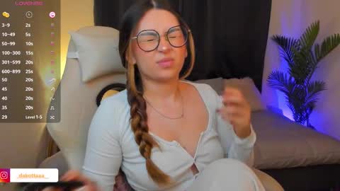 dakottaa__ online show from February 11, 11:43 pm