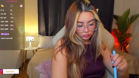 dakottaa__ online show from July 8, 11:42 pm