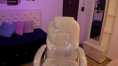 Snapshot of dalilah_420 chatting on December 2, 7:53 pm dalilah_420 online show from December 2, 7:53 pm