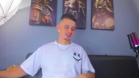 Snapshot of damian__oliver chatting on February 20, 5:48 am Damian Oliver online show from February 20, 5:48 am