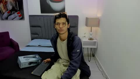 Snapshot of damian_vadim chatting on February 19, 11:28 am Damian Vadim online show from February 19, 11:28 am