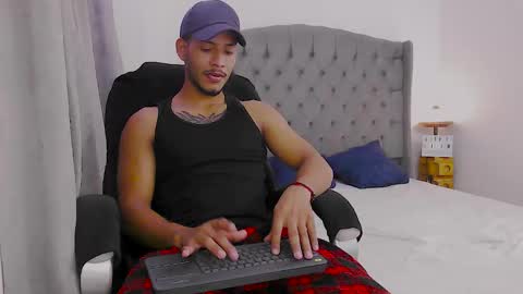 Snapshot of damiann_rees chatting on November 24, 11:04 pm instagram damiannreed. online show from November 24, 11:04 pm