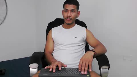 Snapshot of damiann_rees chatting on February 5, 3:33 am instagram damiannreed. online show from February 5, 3:33 am