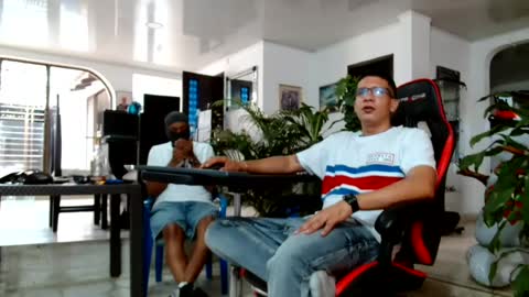 Snapshot of damyan_2003 chatting on July 13, 12:52 pm damyan_2003 online show from July 13, 12:52 pm