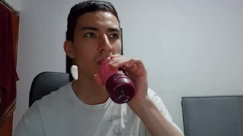 Snapshot of dan_hottest chatting on April 16, 12:55 am x x online show from April 16, 12:55 am