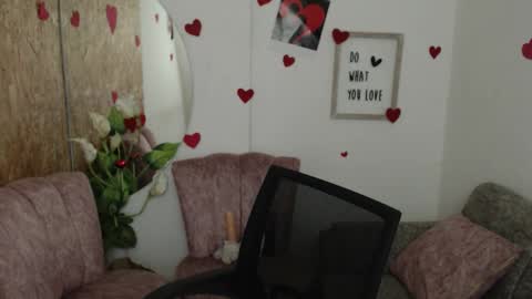 danalaleska online show from October 21, 6:25 am