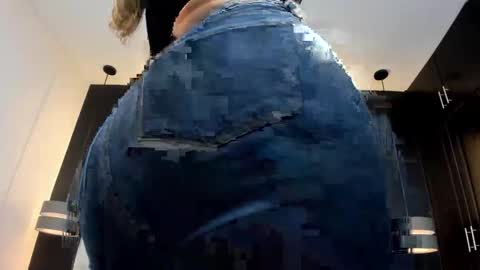 Snapshot of dania_moore_ chatting on April 21, 7:50 pm JANE online show from April 21, 7:50 pm