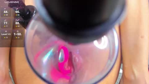 Snapshot of dania_wi chatting on December 19, 3:57 am DANIA online show from December 19, 3:57 am