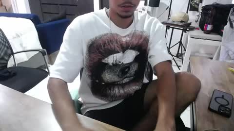 daniel_velez26 online show from May 25, 7:31 pm