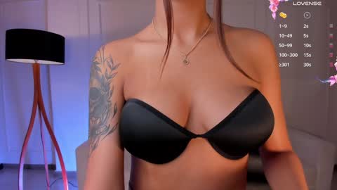 Danna Cruz  online show from February 4, 7:00 pm