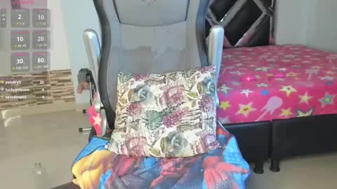 Snapshot of dannadom chatting on February 20, 7:45 am Danna online show from February 20, 7:45 am