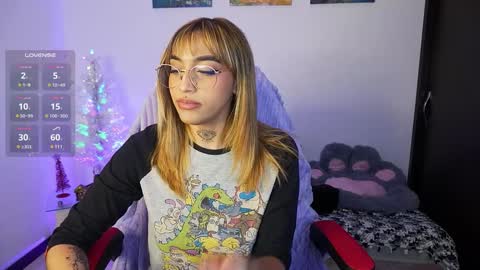 Snapshot of dannielle_ chatting on December 12, 10:52 pm online show from December 12, 10:52 pm