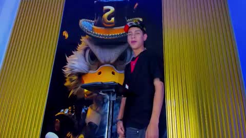 dante_brown1 online show from November 9, 8:40 pm