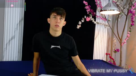 Snapshot of danteandviolete_cr chatting on May 5, 11:29 am DANTEVIOLETE online show from May 5, 11:29 am
