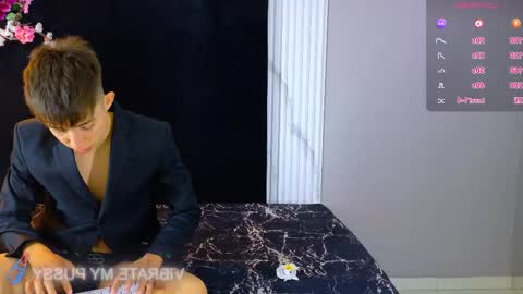 Snapshot of danteandviolete_cr chatting on June 3, 11:35 am DANTEVIOLETE online show from June 3, 11:35 am