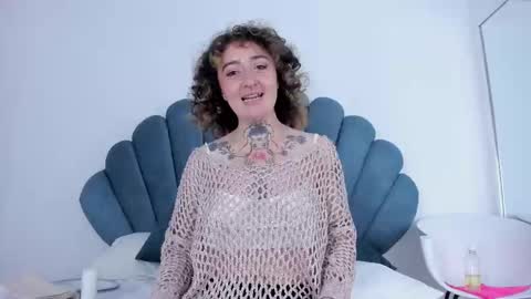 Daphne Blunt online show from December 3, 9:55 am