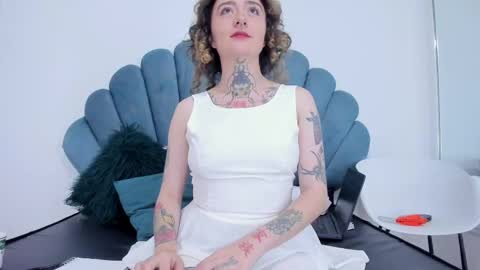 Daphne Blunt online show from December 8, 6:33 am