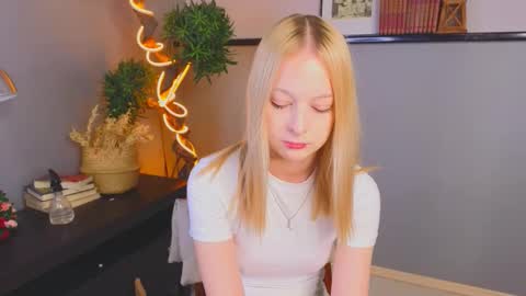 Kami online show from November 18, 3:23 am