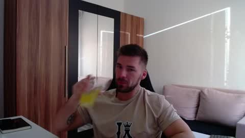 darius_94 online show from April 27, 4:32 am