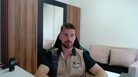 Snapshot of darius_94 chatting on June 27, 4:06 am darius_94 online show from June 27, 4:06 am