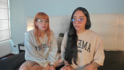 Snapshot of dark__violett chatting on December 6, 3:44 pm Violett online show from December 6, 3:44 pm