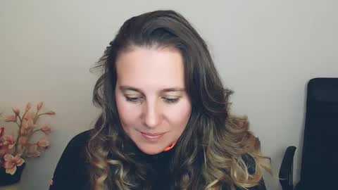 Snapshot of darklure_ chatting on October 2, 9:22 pm Anna online show from October 2, 9:22 pm