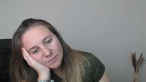 Snapshot of darklure_ chatting on November 4, 3:55 pm Anna online show from November 4, 3:55 pm