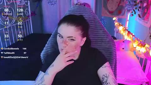 Snapshot of darksh1ne chatting on December 17, 4:07 am Shine online show from December 17, 4:07 am