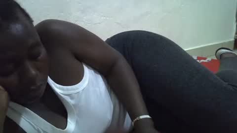 Snapshot of darling_ella chatting on April 9, 8:09 am darling_ella online show from April 9, 8:09 am