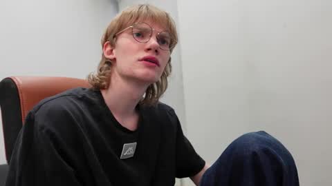 Snapshot of dave_redmond chatting on April 16, 1:23 pm DAVE REDMOND online show from April 16, 1:23 pm