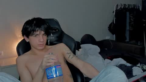 Snapshot of davisross chatting on January 2, 11:49 pm davis online show from January 2, 11:49 pm