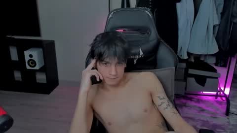 Snapshot of davisross chatting on February 18, 11:52 pm davis online show from February 18, 11:52 pm