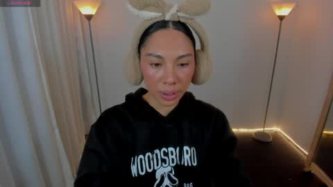 I am Dayanna  tecca online show from March 30, 9:05 pm