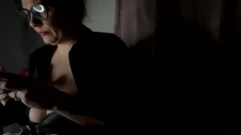 dddmilf24 online show from December 4, 7:39 am