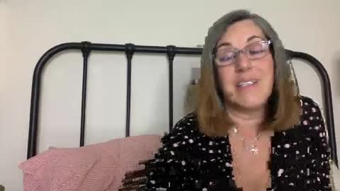 Snapshot of ddmolly chatting on April 9, 3:17 am DDMolly online show from April 9, 3:17 am