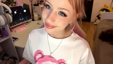 Snapshot of deannmagnie chatting on April 28, 1:04 am Maggie online show from April 28, 1:04 am