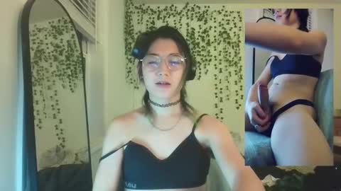 Snapshot of deciduousdoll chatting on October 27, 5:11 am deciduousdoll online show from October 27, 5:11 am