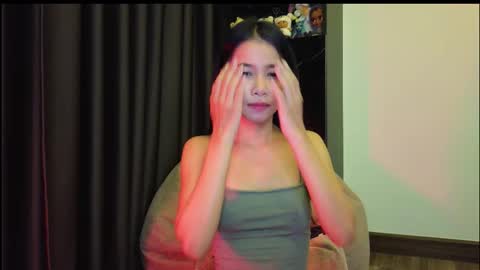 Snapshot of deedeedoll chatting on February 6, 1:32 am deedeedoll online show from February 6, 1:32 am