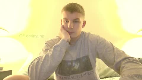 Snapshot of deeyungguy chatting on January 13, 12:21 pm more content and goodies online show from January 13, 12:21 pm