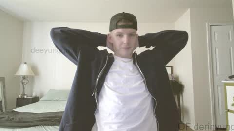 Snapshot of deeyungguy chatting on January 14, 5:18 pm more content and goodies online show from January 14, 5:18 pm