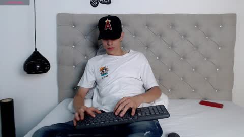 Snapshot of dei_v_48 chatting on December 6, 7:56 pm DEIVY online show from December 6, 7:56 pm