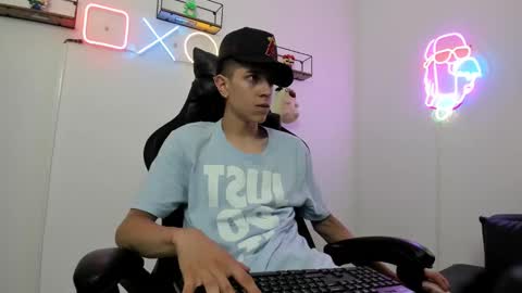 Snapshot of dei_v_48 chatting on December 14, 7:46 pm DEIVY online show from December 14, 7:46 pm