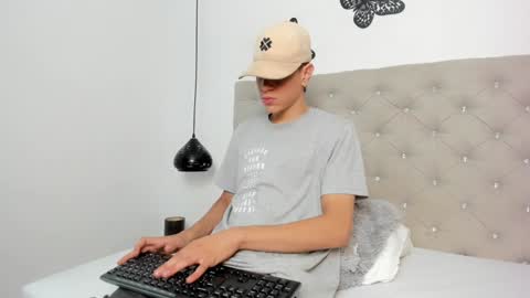 Snapshot of dei_v_48 chatting on February 6, 7:51 pm DEIVY online show from February 6, 7:51 pm