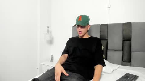 Snapshot of dei_v_48 chatting on February 14, 5:19 am DEIVY online show from February 14, 5:19 am