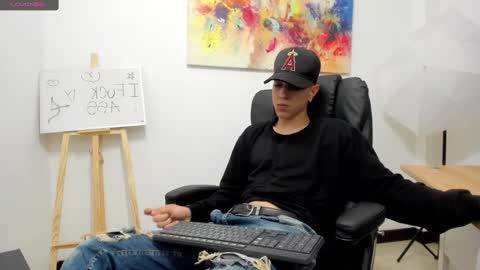 Snapshot of dei_v_48 chatting on February 18, 11:52 pm DEIVY online show from February 18, 11:52 pm