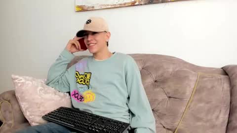 Snapshot of dei_v_48 chatting on March 12, 3:35 am DEIVY online show from March 12, 3:35 am