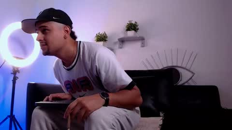 Snapshot of deivy_gram chatting on November 17, 1:33 am DEIVY online show from November 17, 1:33 am