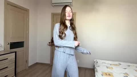 Snapshot of dejameneal chatting on February 17, 7:16 am Mila online show from February 17, 7:16 am