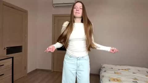 Snapshot of dejameneal chatting on February 19, 7:26 am Mila online show from February 19, 7:26 am