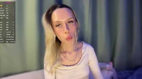 Snapshot of dellacampbell chatting on February 22, 7:01 pm Della online show from February 22, 7:01 pm